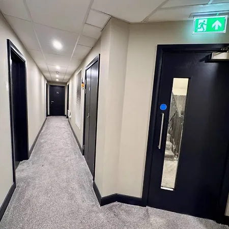 Modern - Sleeps 4 & Walk To Arena شقة *