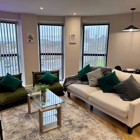Modern - Sleeps 4 & Walk To Arena شقة