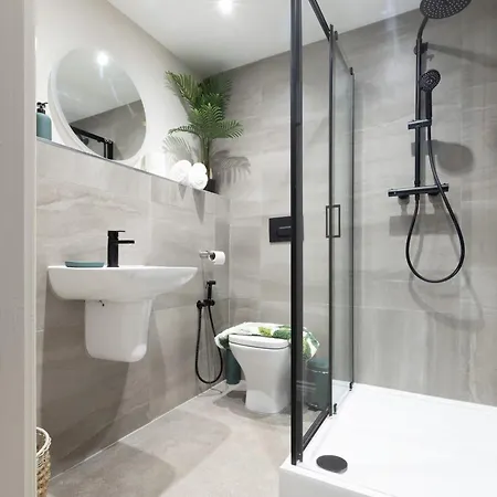 Modern - Sleeps 4 & Walk To Arena * ليدز