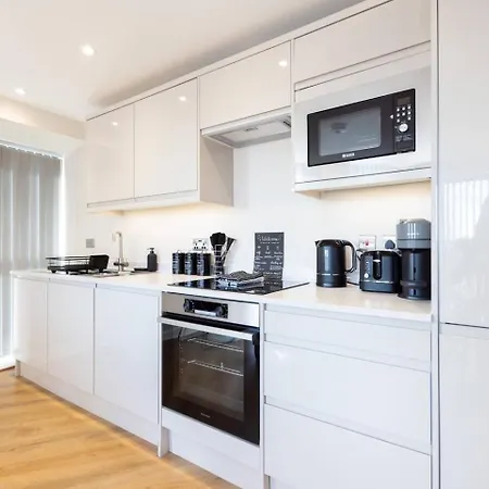 Modern - Sleeps 4 & Walk To Arena Apartment