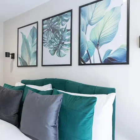 Modern - Sleeps 4 & Walk To Arena *