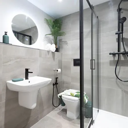 Modern - Sleeps 4 & Walk To Arena *