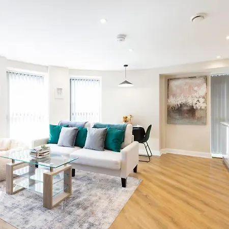 Modern - Sleeps 4 & Walk To Arena Apartment *